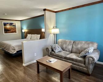Days Inn by Wyndham Suites Fredericksburg - Fredericksburg - Bedroom