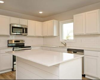 Spacious, modern, close to amenities - Altoona - Kitchen