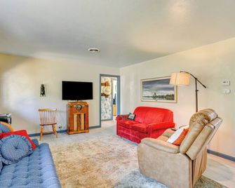 Burney Cottage w/ Game Room: Walk to Town! - Burney - Вітальня