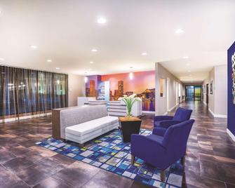 La Quinta Inn & Suites by Wyndham Baltimore S. Glen Burnie - Glen Burnie - Lobby