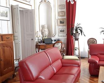 Chambres d'Hôtes Les Clefs du Bonheur - Шато-Гонтьє - Вітальня