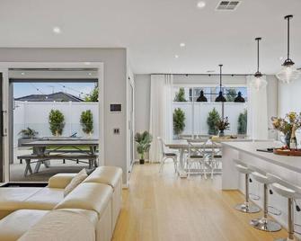 Hamptons in Torquay - 5 bath, Pool, Spa & Theatre! - Torquay - Living room