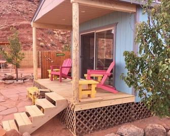 Charming Turquoise Cabin in Monument Valley - Oljato-Monument Valley - Patio