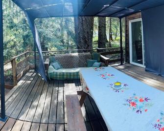 Cute cozy log cabin nestled in private wooded area between 2 sandy beaches - Lund - Balcony