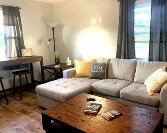 Huge Driveways and grounds | Family-Friendly Retreat| Sleeps 6 - Mansfield - Huiskamer
