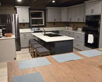 Sunset Pointe Douglas Lake Cabin - White Pine - Kitchen