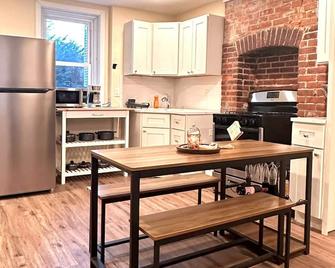 Classical Isbills Row House close to NYC - Bayonne - Kitchen