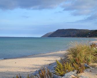 Cozy cabin in Glen Arbor w/ Crystal River frontage. WIFI, Fire pit, Dog ok - Glen Arbor - Beach