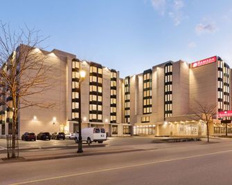 Ramada by Wyndham, Niagara Falls Near Fallsview District - ניאגרה פולס - בניין