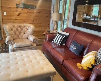 Perfect Family Retreat with all the amenities and privacy for cabin summer fun! - Balsam Lake - Living room