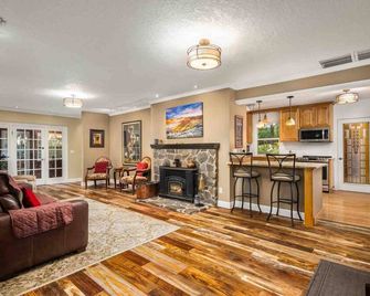 Magnificent West Linn Escape on Two Acres, Golf, Hot Tub, Water Feature, 25 Min To Portland - West Linn - Sala de estar