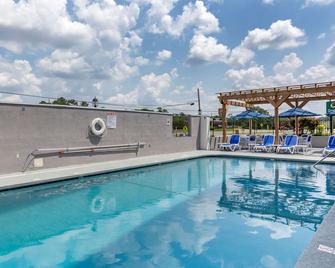 Quality Inn & Suites Spring Lake - Fayetteville Near Fort Liberty - Spring Lake - Pool