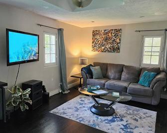 Unique and Cozy Cottage in Sarnia with a private Beach on Lake Huron - Sarnia - Living room