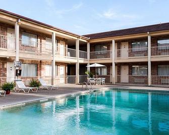 Rodeway Inn - Jasper - Pool