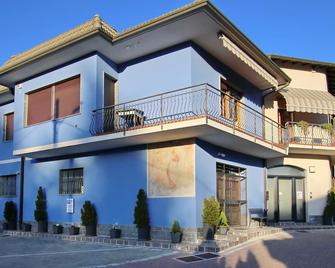 Affitacamere Brenna - Manzoni - San Fermo della Battaglia - Building