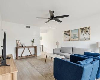 Amazing 2 Bedroom Townhouse near beach - Indialantic - Living room