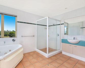 Alex Seaside Resort - Alexandra Headland - Bathroom