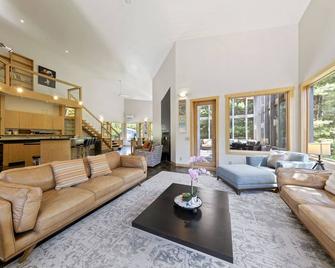 Blue Chalet located at Talan lake on 7 acer of forest and land with Private dock - Apsley - Living room