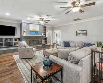Modern Spacious 3 Bedroom Home - Lake Charles - Living room