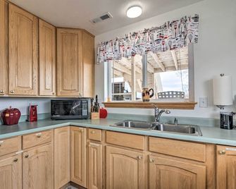 Pet-Friendly Aurora House With Mountain - Salina - Kitchen