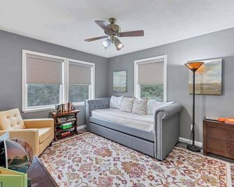 Cedar Casa at Canyon Lake hidden getaway gem - Canyon Lake - Living room