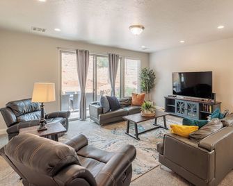Family 4br Sleeps 23 - Private Hot Tub Near Pool - Ivins - Living room