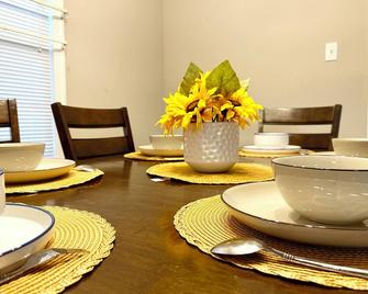Campi's Whole House - New Castle - Dining room