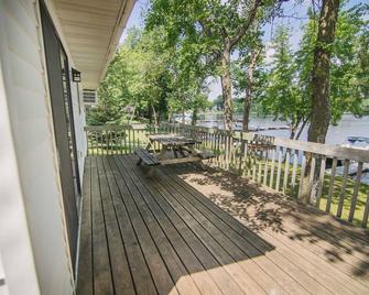 Lazy Days, a 3BR lakefront cabin on the Horseshoe Chain of Lakes in Richmond, MN - Richmond - Balcón