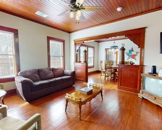 Historical Bungalo in downtown Schertz in between San Antonio & New Braunfels. - Schertz - Living room