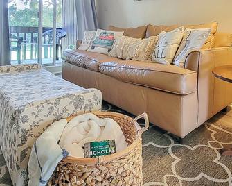 \'Fairway to Heaven\' Condo with POOL on 12th Hole!! - Diamondhead - Living room