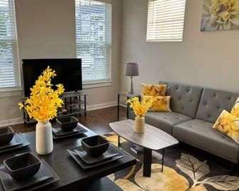 Serenity 1 King Bed/Pool - Brandermill - Living room