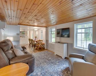 Charming Manheim Cottage with On-Site Animal Viewing - Manheim - Living room