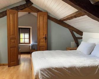 Family-friendly, dog-friendly gite with pool and views near Cahors - Bellefont-la-Rauze - Habitación