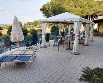 Hotel Paradiso - Tarquinia - Patio