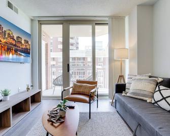 Bright Apartment Walk to Ballston Metro - Arlington - Living room
