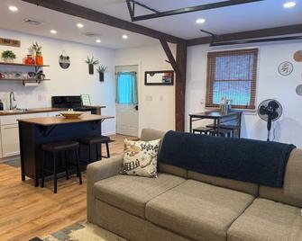 Charming 1-bedroom apartment in Greene for up to 4 guests, family & dog friendly - Greene