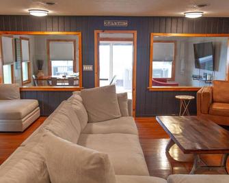 Break Away: Hot tub, theater & game room! - Geneva - Living room