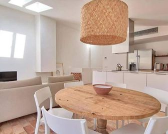 Preciosa Casa de Diseño en el Corazón del Empordà - Regencós - Dining room