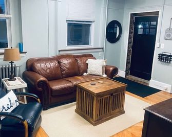 The Heart of It All Near Bates, St. Mary’s & Cmmc. - Lewiston - Wohnzimmer