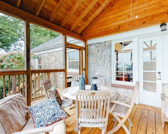 River cottage w/WiFi, screened-in porch, river views, enclosed yard, central AC - Madison - Balcony