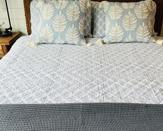 8 miles to Emerald Isle 4 miles to the boat ramp Lots of room for any size boat - Swansboro - Bedroom