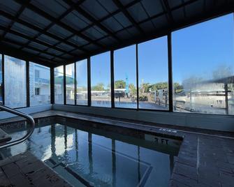 Polynesian Oceanfront Hotel - מירטל ביץ' - בריכה