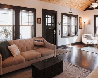 Tranquil Pet-Friendly Bungalow in Midtown Springfield with High-Speed Wi-Fi - Springfield - Living room