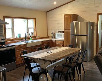 Charming 3-bedroom cabin with Hot tub, Wi-fi Near Nolin Lake and Mammoth Cave - Leitchfield - Cocina