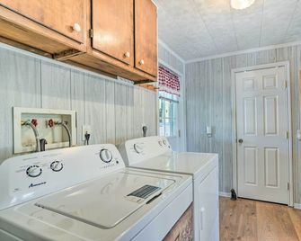 Charming Ingram Home w/ Yard & Furnished Patio! - Ingram - Lavandería