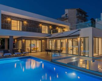 Villa Luna Podstrana - Podstrana - Bể bơi