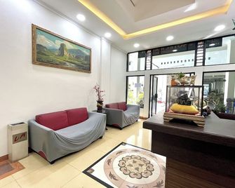 Maison Hotel Bukittinggi - Bukittinggi - Living room