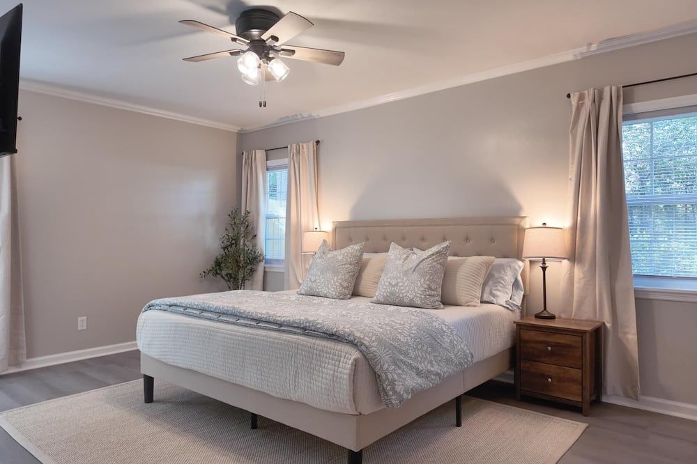 Charming 4br/2ba Home in Bainbridge - Fenced Yard & Outdoor Gas Fireplace! - Bainbridge - Habitación