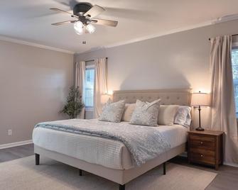 Charming 4br/2ba Home In Bainbridge - Fenced Yard & Outdoor Fireplace! - Bainbridge - Ložnice
