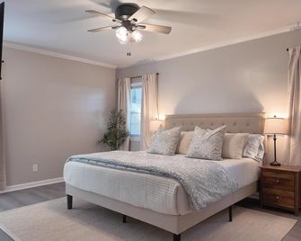 Charming 4br/2ba Home in Bainbridge - Fenced Yard & Outdoor Gas Fireplace! - Bainbridge - Habitación